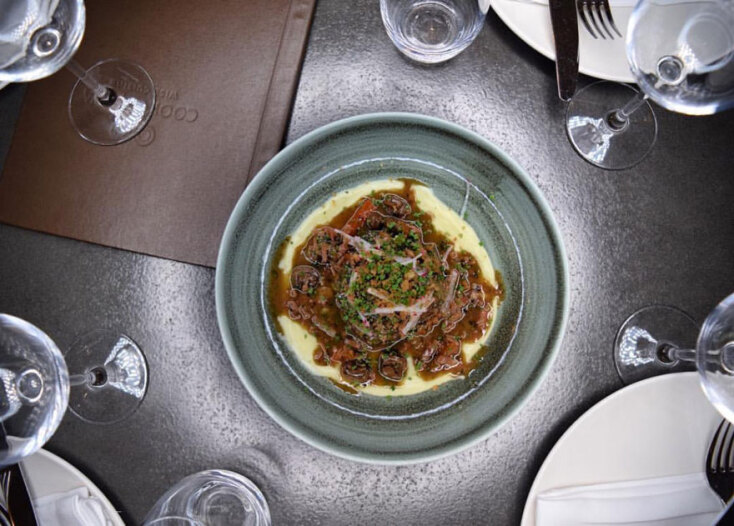 Σιγομαγειρεμένα μοσαρίσια μάγουλα με πουρέ