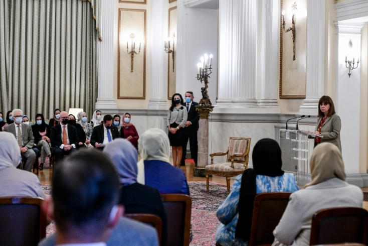 H Πρόεδρος της Δημοκρατίας Κατερίνα Σακελλαροπούλου δέχθηκε γυναίκες βουλευτές, δικαστές και δικηγόρους που έφτασαν στη χώρα μας με τις οικογένειές τους από το Αφγανιστάν, καθ' οδόν προς τον τελικό τους προορισμό. 