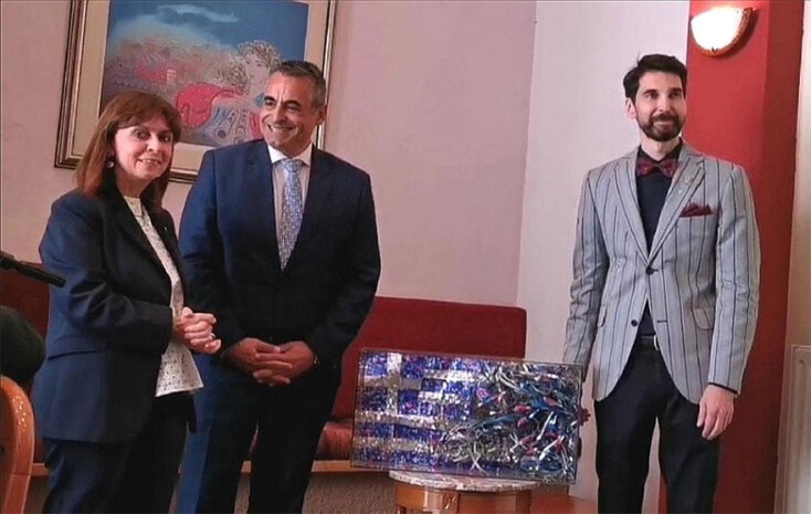 Μια τρισδιάστατη μικρογραφία της ελληνικής σημαίας έκανε «δώρο» στην Κατερίνα Σακελλαροπούλου ο Νίκος Φλώρος κατά την επίσκεψη της Προέδρου της Δημοκρατίας στην Καλαμάτα