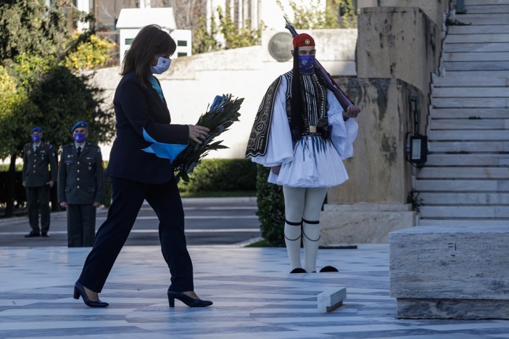 Η ΠτΔ, Κατερίνα Σακελλαροπούλου, στο μνημείο του Άγνωστου Στρατιώτη 