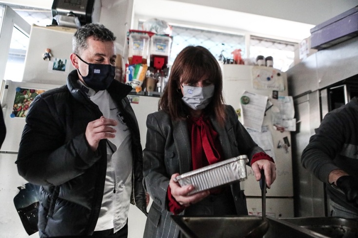 Η ΠτΔ, Κατερίνα Σακελλαροπούλου, στην κοινωνική κουζίνα «Ο Άλλος Άνθρωπος»