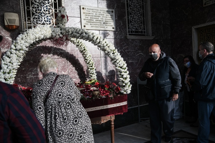 Επιτάφιος: Η ΠτΔ, Κατερίνα Σακκελαροπούλου στην Αγία Τριάδα Πειραιά