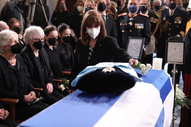 Το τελευταίο αντίο στον Κάρολο Παπούλια από την Κατερίνα Σακελλαροπούλου