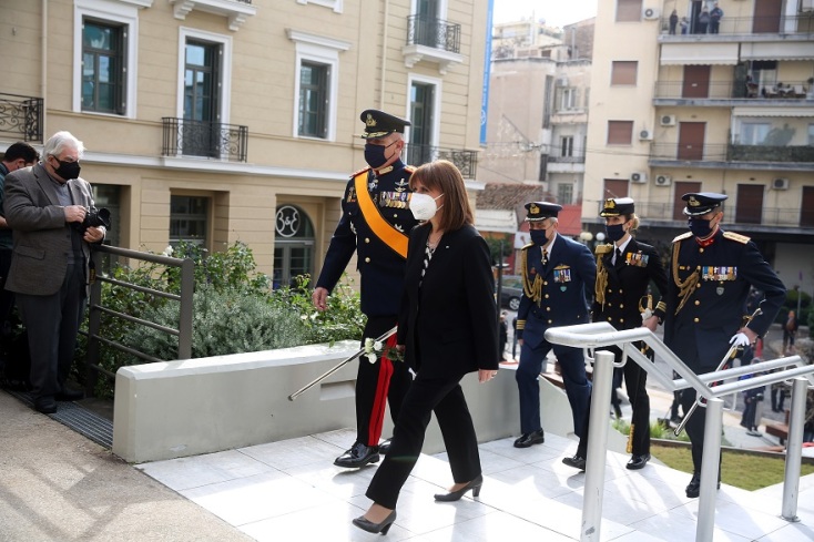 Η Κατερίνα Σακελλαροπούλου φτάνει στον ιερό ναό στο Παγκράτι