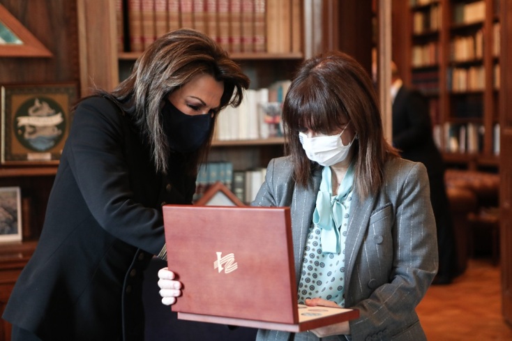 Η ΠτΔ, Κατερίνα Σακελλαροπούλου, με την Γιάννα Αγγελοπούλου- Δασκαλάκη