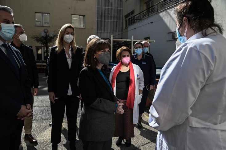 Στιγμιότυπο από την επίσκεψη της Προέδρου της Δημοκρατίας, Κατερίνας Σακελλαροπούλου, στο αντικαρκινικό νοσοκομείο «Άγιος Σάββας»