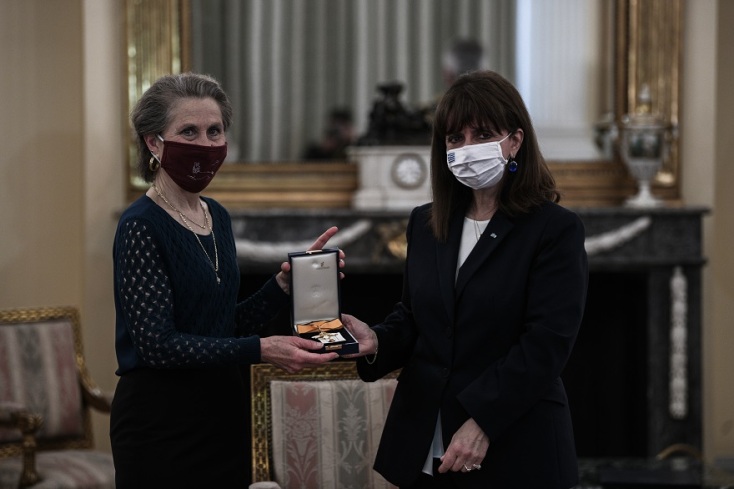 Στιγμιότυπο από την τελετή παρασημοφόρησης τριών Αμερικανών αρχαιολόγων από την ΠτΔ