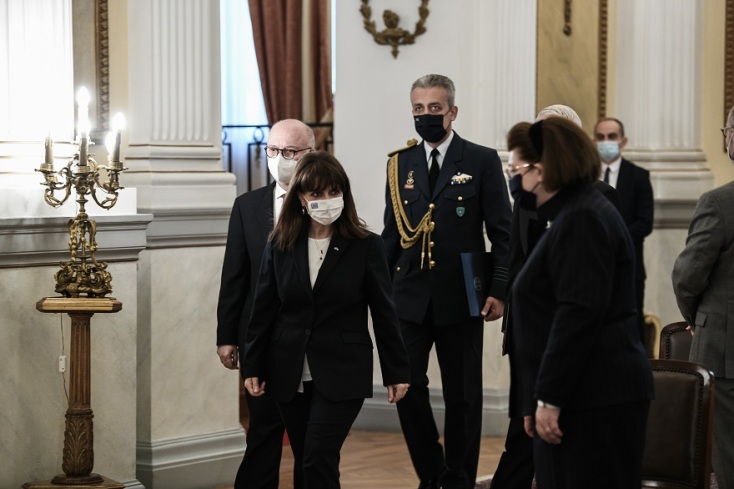 Στιγμιότυπο από την τελετή παρασημοφόρησης τριών Αμερικανών αρχαιολόγων από την ΠτΔ