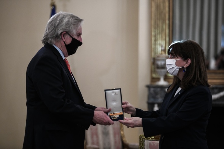 Στιγμιότυπο από την τελετή παρασημοφόρησης τριών Αμερικανών αρχαιολόγων από την ΠτΔ