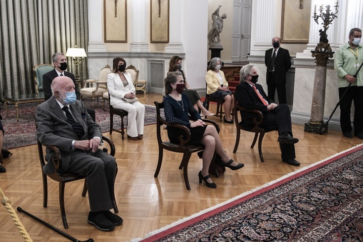 Στιγμιότυπο από την τελετή παρασημοφόρησης τριών Αμερικανών αρχαιολόγων από την ΠτΔ