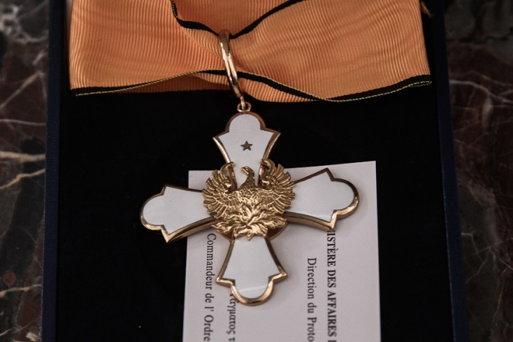 Στιγμιότυπο από την τελετή παρασημοφόρησης τριών Αμερικανών αρχαιολόγων από την ΠτΔ