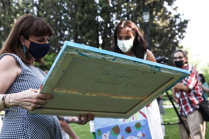 Παιδιά από την Παιδόπολη «Άγιος Ανδρέας» στο Προεδρικό - To δώρο στην ΠτΔ