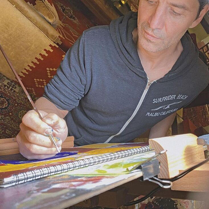 Ο Σάκης Ρουβάς ζωγραφίζει