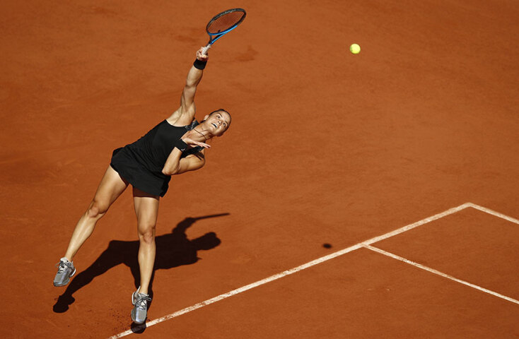 Η Μαρία Σάκκαρη εκτελεί σερβίς στα ημιτελικά του Roland Garros με την Κρεϊτσίκοβα