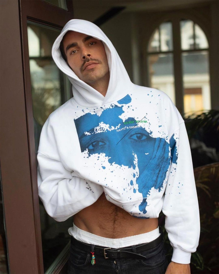 Ο σχεδιαστής Χάιντερ&nbsp;Άκερμαν&nbsp;και ο Τιμοτέ Σαλαμέ φορούν το hoodie που σχεδίασαν μαζί