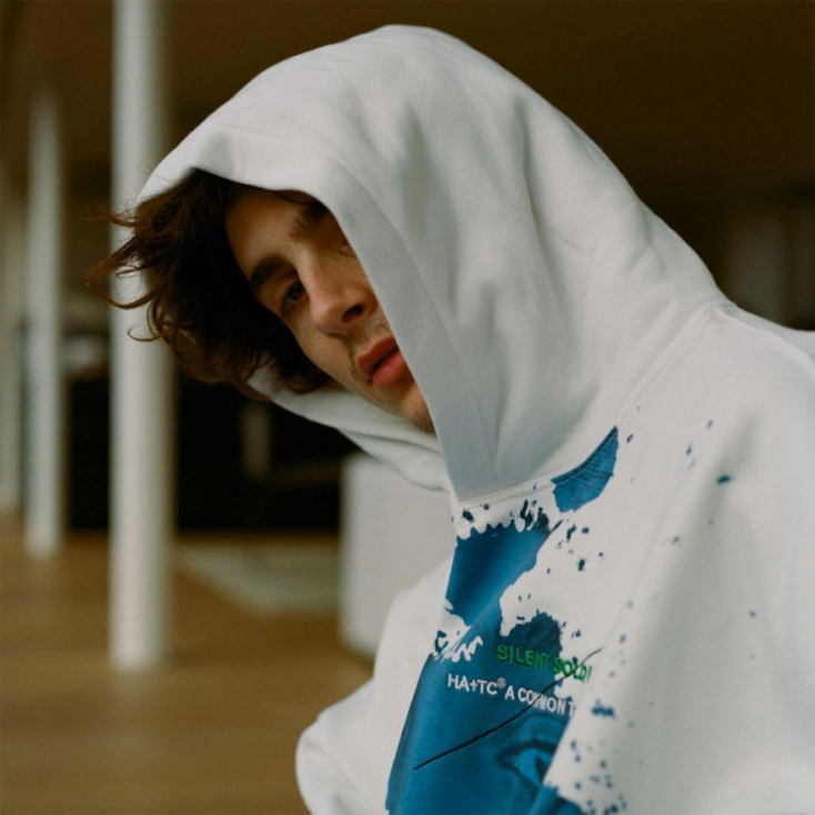 Ο σχεδιαστής Χάιντερ&nbsp;Άκερμαν&nbsp;και ο Τιμοτέ Σαλαμέ φορούν το hoodie που σχεδίασαν μαζί