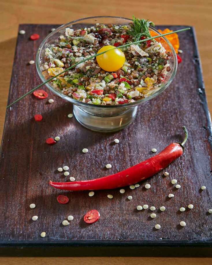 Σαλάτα με φακές beluga στο Κιουζίν