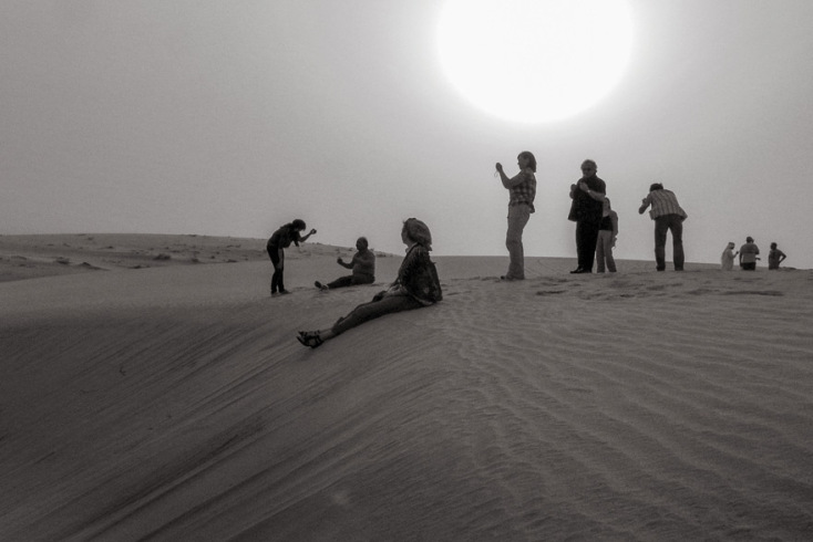 Στην έρημο στο Κατάρ, όλοι μαζί και ο καθένας μόνος του. © Νίκος Μεγγρέλης / Athens Voice