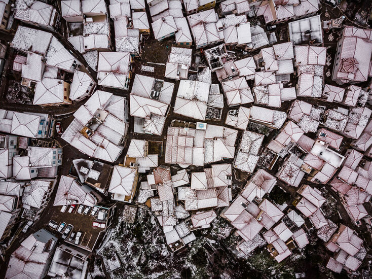 Χιόνια στη Σάμο: Στα λευκά οι στέγες στον οικισμό Βουρλιώτες