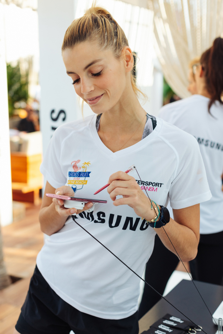 Η Δήμητρα Ζαχοπούλου, καθηγήτρια μπαλέτου και ιδρύτρια του Βarre Method by Dimitra, στο Samsung Booth.