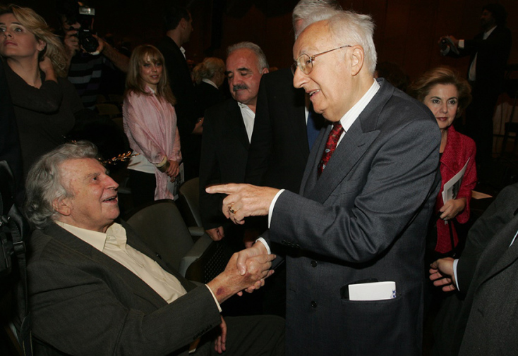 Ο πρώην Πρόεδρος της Δημοκρατίας, Χρήστος Σαρτζετάκης, χαιρετά σε εκδήλωση τον Μίκη Θεοδωράκη