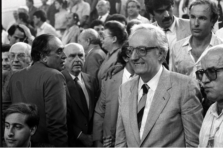 Ο πρώην Πρόεδρος της Δημοκρατίας, Χρήστος Σαρτζετάκης, στην εξέδρα του Ευρωμπάσκετ του 1987