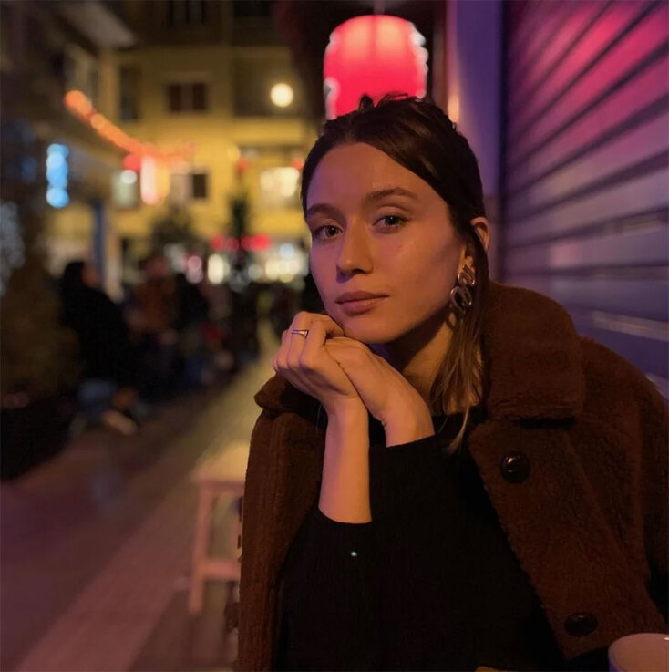 Στη σειρά «Σασμός» η Ευθαλία Παπακώστα υποδύεται μια τυφλή φοιτήτρια