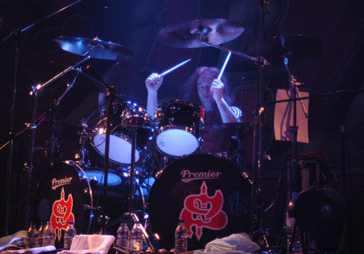 Στιγμιότυπο από τη συναυλία των Saxon στην Αθήνα το 2003