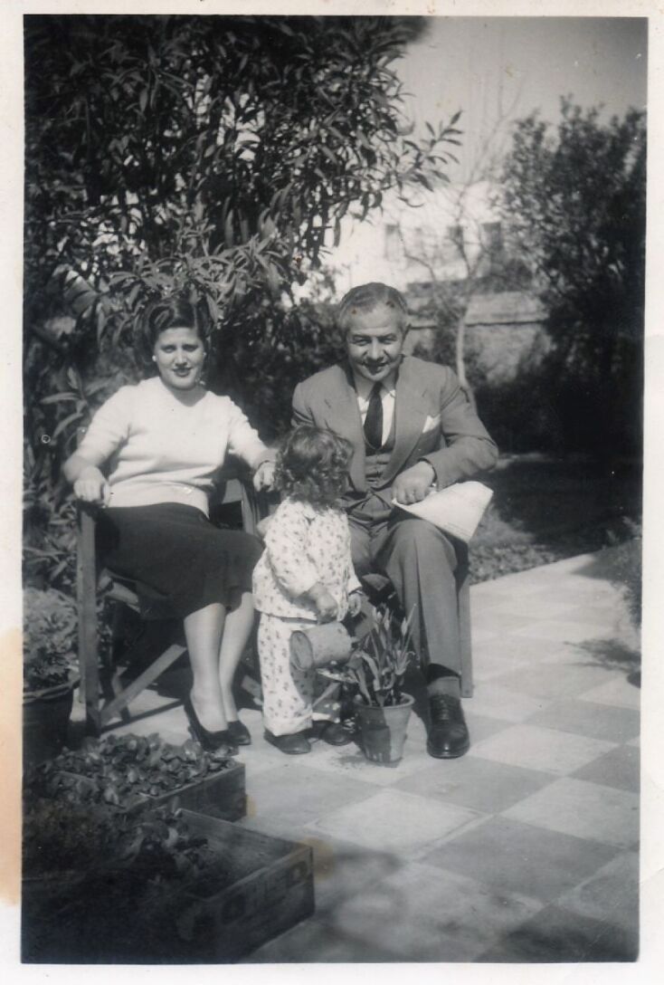 Η Άννα Δαμιανίδη σε νεαρή ηλικία με τους γονείς της σε ένα σπίτι με κήπο