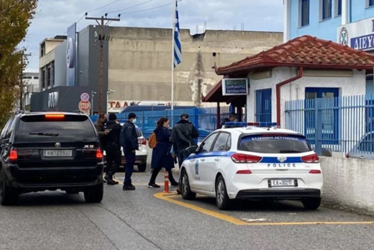 Οι αρνητές «θεματοφύλακες του Συντάγματος» πέρασαν χειροπέδες σε γυμνασιάρχη στην Πιερία