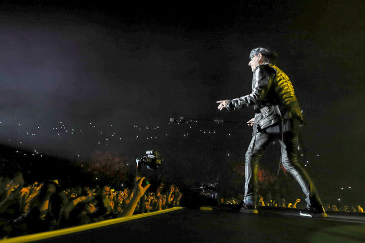 Στιγμιότυπο από τη συναυλία των Scorpions στο Καλλιμάρμαρο Στάδιο στην Αθήνα