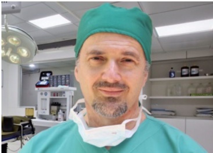 Δρ. Ιωάννης Καρνέζης, Διευθυντής του Τμήματος Παθήσεων Σπονδυλικής Στήλης του Νοσοκομείου ‘Υγεία’ Αθηνών