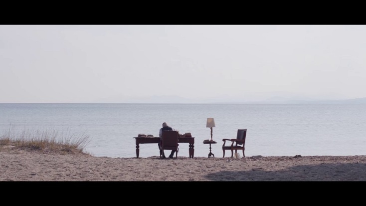 Στιγμιότυπο από το τρίτο επεισόδιο της σειράς, που είναι αφιερωμενο στον Γιώργο Σεφέρη.