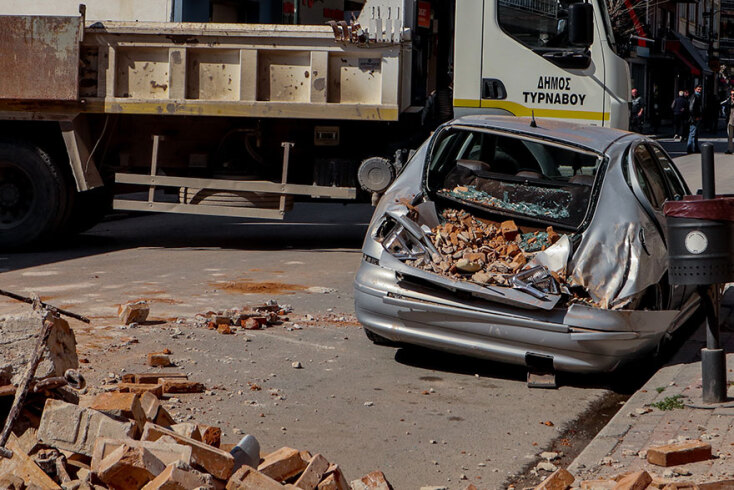 Σεισμός 6 Ρίχτερ στην Ελασσόνα: Χαλάσματα έχουν πέσει πάνω σε αυτοκίνητο στον οικισμό Μεσοχώρι
