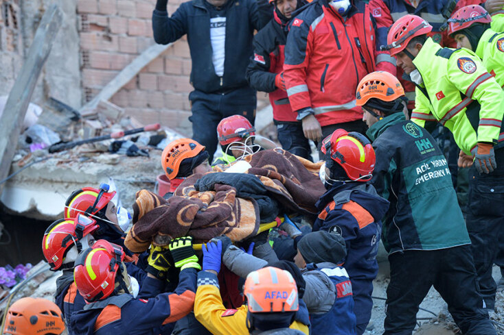 Φονικός σεισμός στην Τουρκία: Τα σωστικά συνεργεία δεν σταματούν να απεγκλωβίζουν κόσμο από τα χαλάσματα