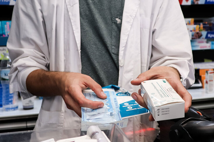 Οι πολίτες θα παραλαμβάνουν εφάπαξ από τα φαρμακεία τέσσερα self test/μήνα το δίμηνο Ιούλιος - Αύγουστος, σύμφωνα με την απόφαση που πήρε ο Πανελλήνιος Φαρμακευτικός Σύλλογος