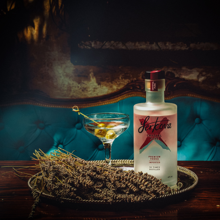 Δυο iconic προτάσεις cocktail, Bloody Mary και Crystal Martini από τη Serkova Crystal Pure, έρχονται για να σας φτιάξουν τη διάθεση.