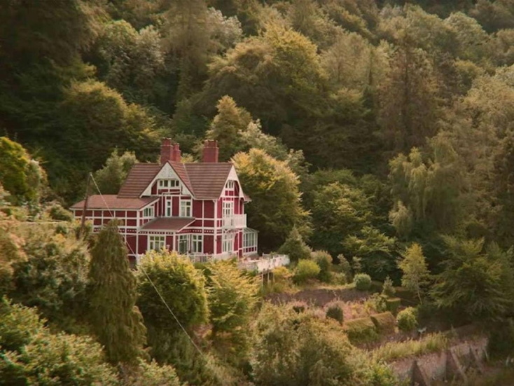 Η σειρά του Netflix, Sex Education, χρησιμοποιεί μια σειρά από πανέμορφες τοποθεσίες για τις ανάγκες των γυρισμάτων.