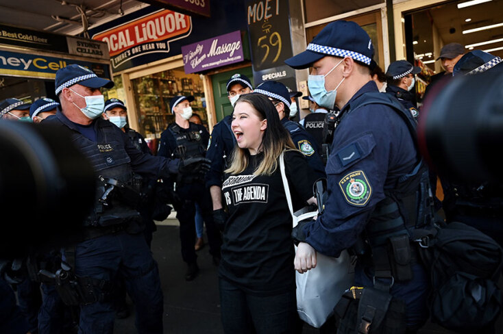 Αυστραλία: Αστυνομικοί συλλαμβάνουν διαδηλώτρια κατά του lockdown για τον κορωνοϊό στο Σίδνεϊ