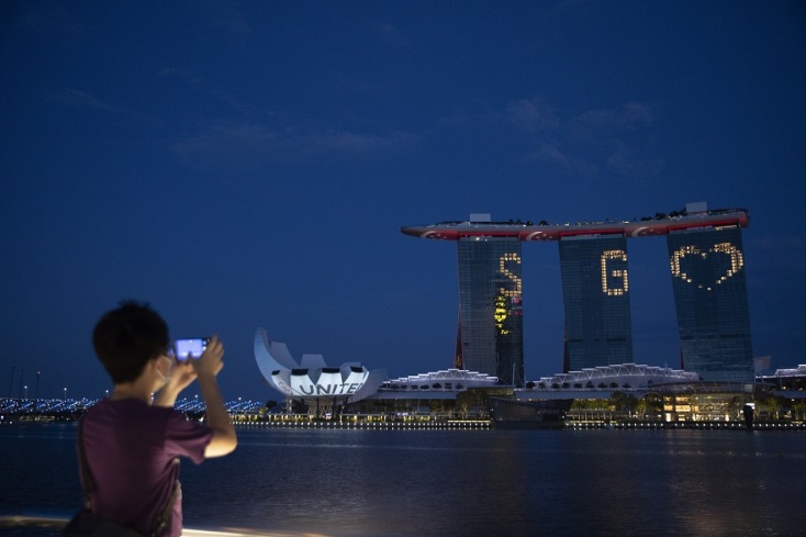 Μήνυμα συμπαράστατης στο υγειονομικό προσωπικό της χώρας από τα ψηλά κτήρια της Σιγκαπούρης
