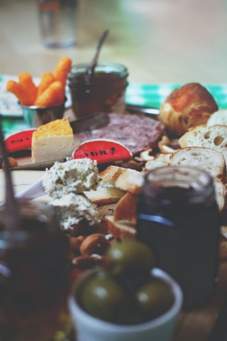 Η Μανίνα Ζουμπουλάκη γράφει για τα μπακάλικα που πλέον έχουν τα πάντα