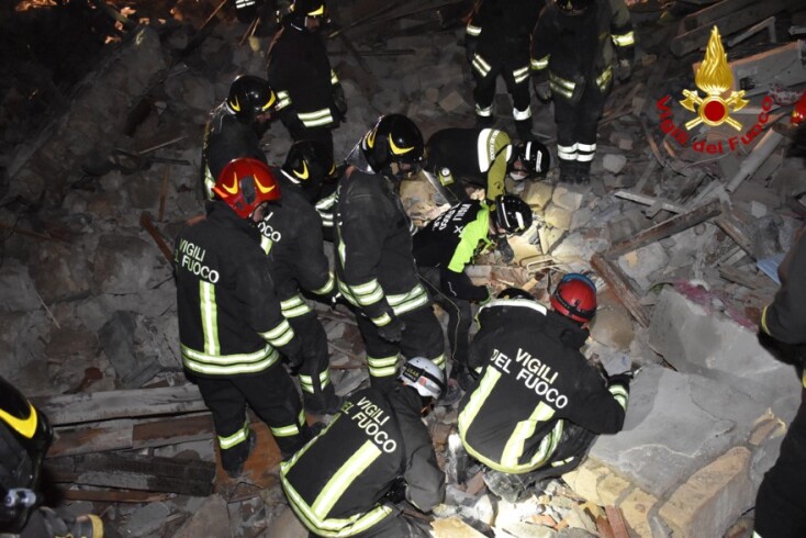 Σικελία: Τρεις νεκροί και έξι αγνοούμενοι από κατάρρευση πολυκατοικιών