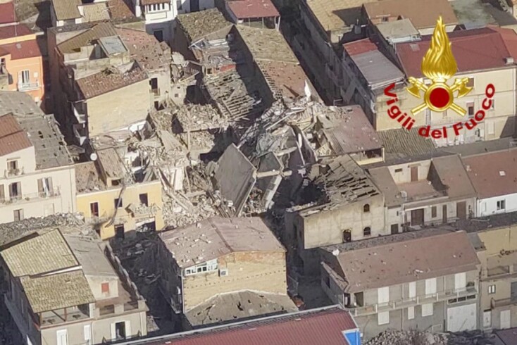 Σικελία: Τρεις νεκροί και έξι αγνοούμενοι από κατάρρευση πολυκατοικιών