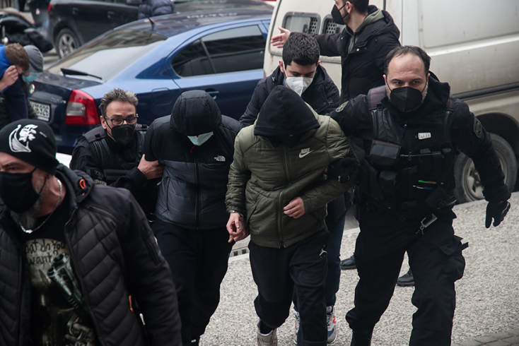 Δολοφονία Άλκη Καμπανού: Οι 8 συλληφθέντες οδηγήθηκαν στην ανακρίτρια