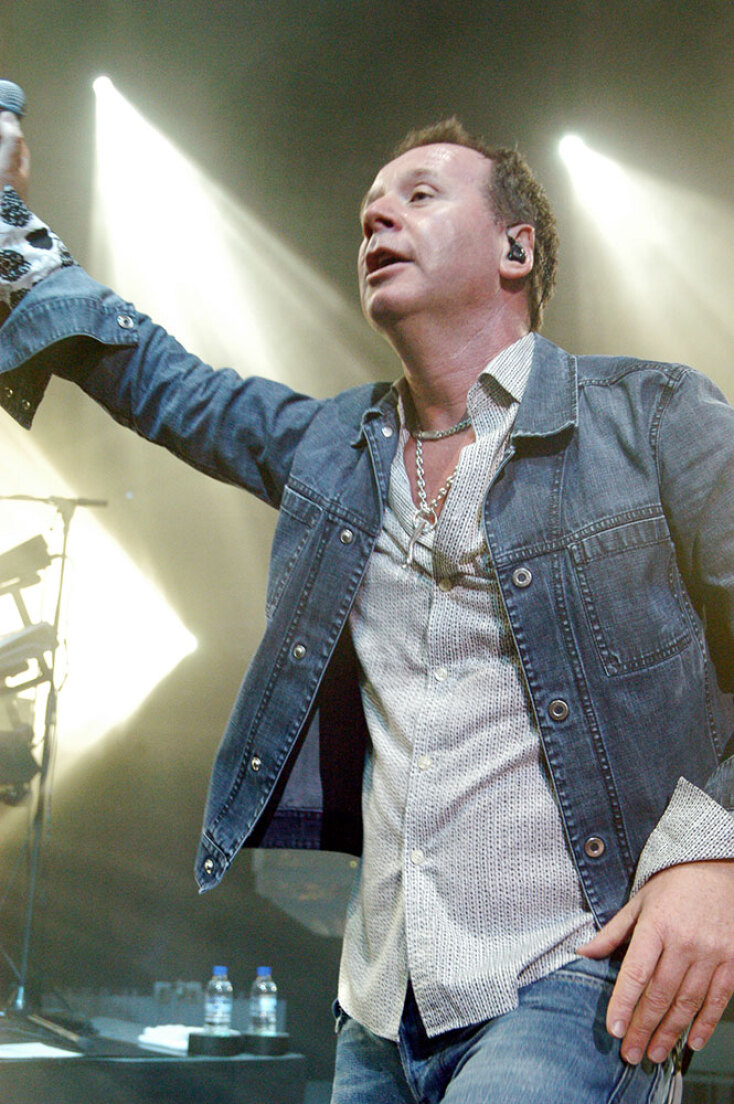 Στιγμιότυπο από τη συναυλία των Simple Minds στην Αθήνα το 2006