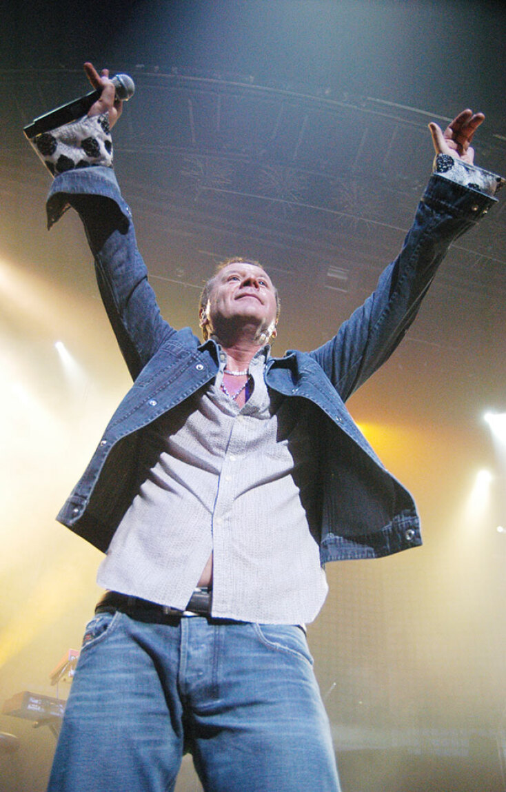 Στιγμιότυπο από τη συναυλία των Simple Minds στην Αθήνα το 2006