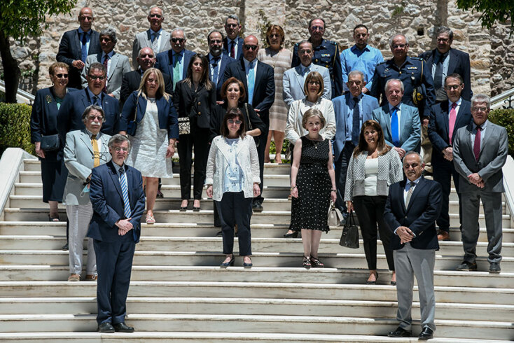 Τα μέλη της Εθνικής Επιτροπής για την Προστασία της Δημόσιας Υγείας ενάντια του κορωνοϊού έβγαλαν αναμνηστική φωτογραφία με την Πρόεδρο της Δημοκρατίας Αικατερίνη Σακελλαροπούλου