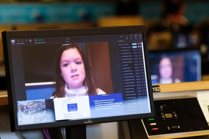 Η Sinead Burke κατά τη διάρκεια της διαδικτυακής συζήτησης της ΕΟΚΕ