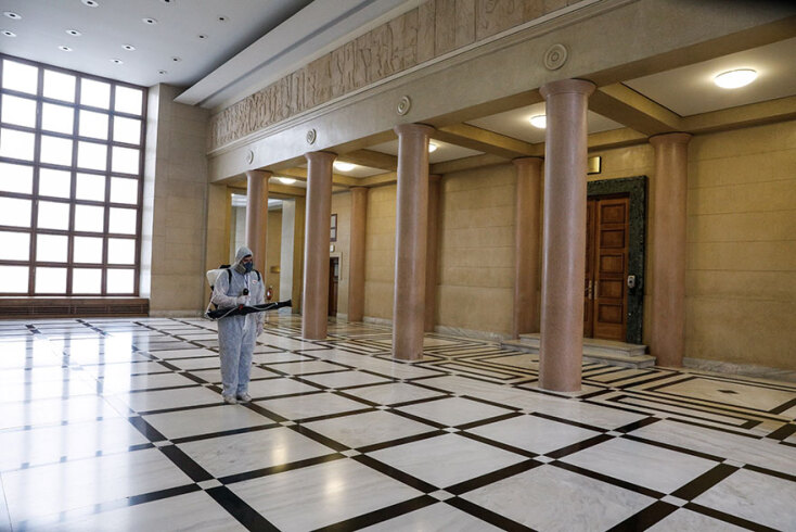 To θετικό κρούσμα κορωνοϊού στη Βουλή (σ.σ. Νίκη Κεραμέως) έφερε εκτεταμένη απολύμανση