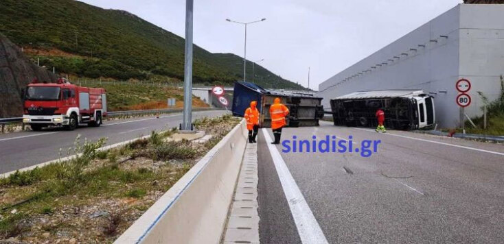 Αιτωλοακαρνανία: Ανατροπή νταλίκας λίγο έξω από το τούνελ της Κλόκοβας